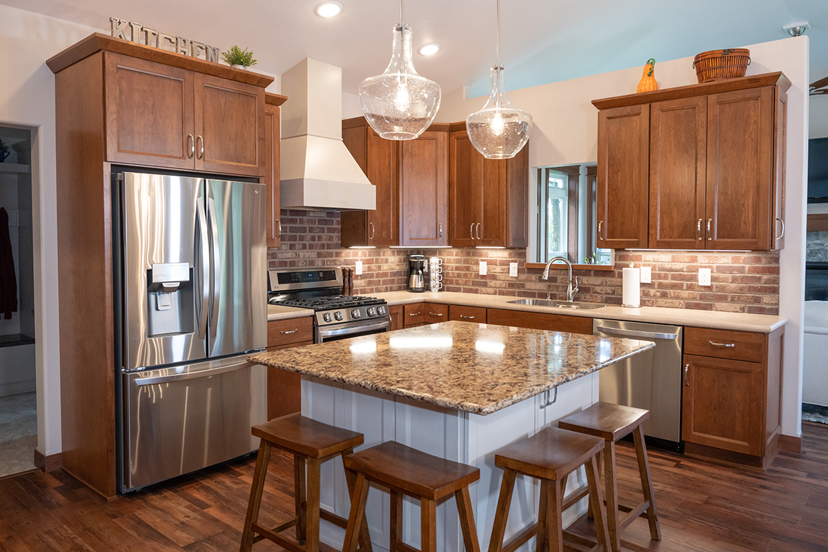 Warm stained and white kitchen cabinets