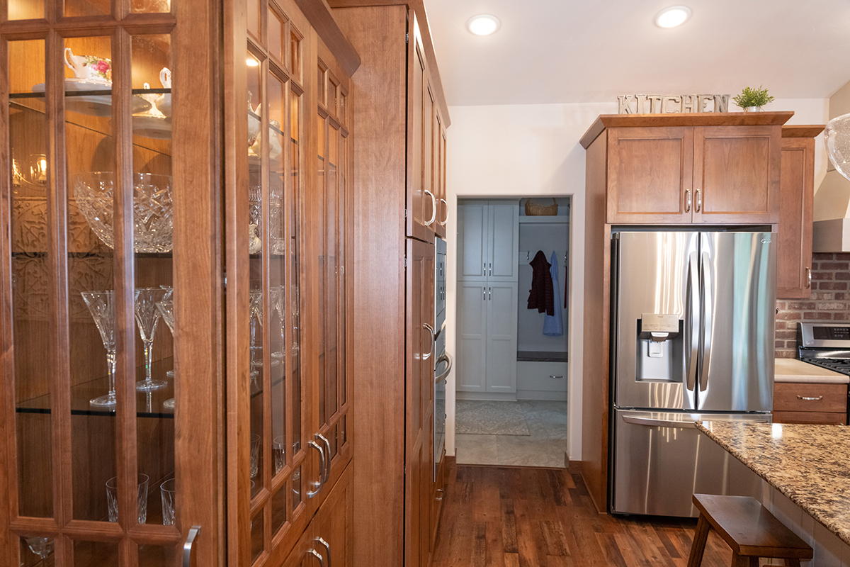 Warm stained kitchen cabinets