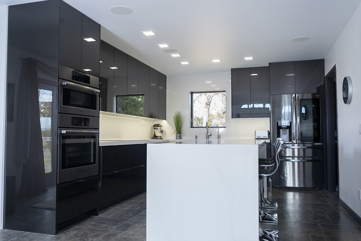 end view of the kitchen.