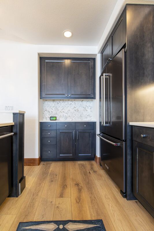 Another view of the alley between the external wall of the kitchen and the island. This gives a clearer view of the light grey herringbone backsplash.