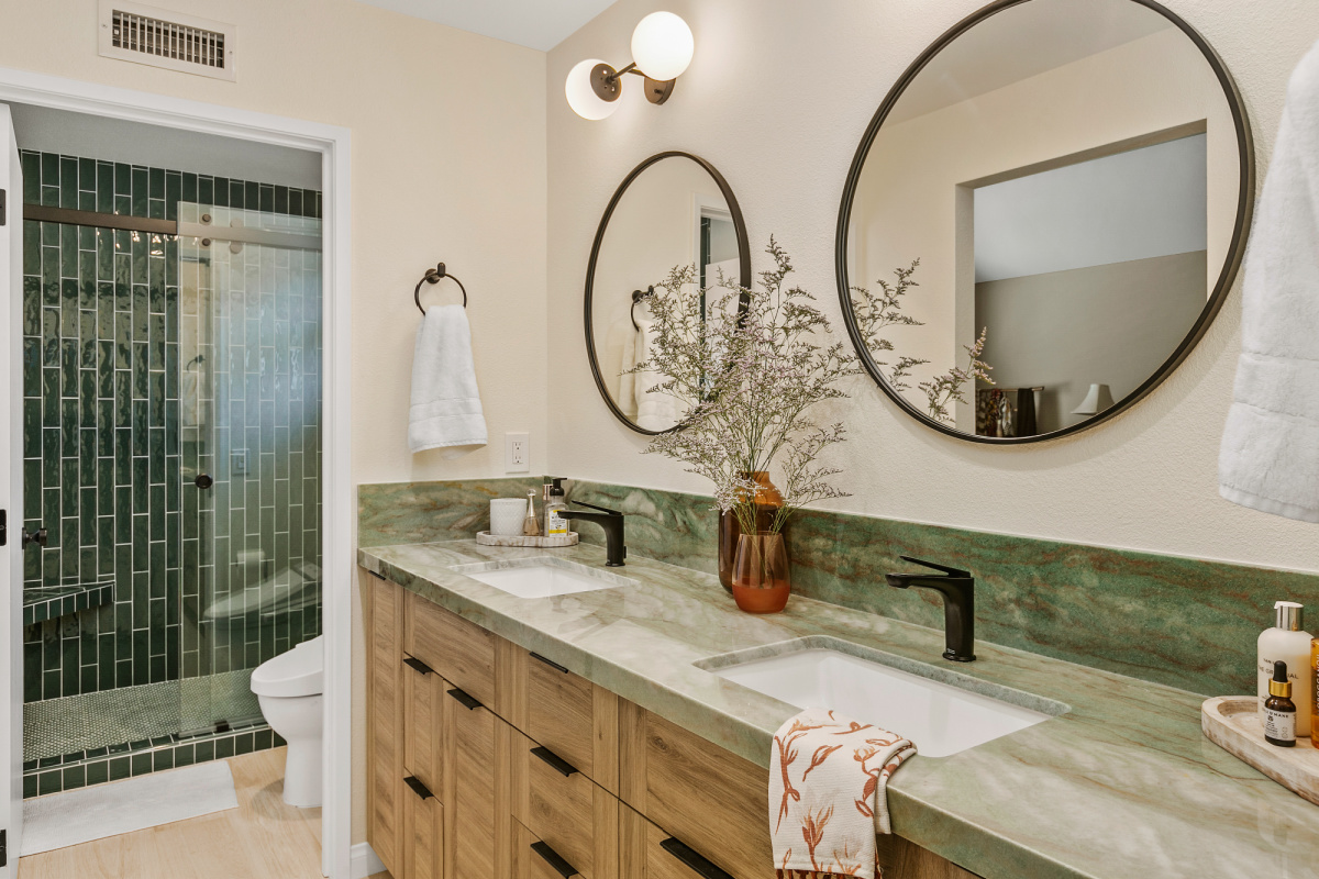 Contemporary style bathroom