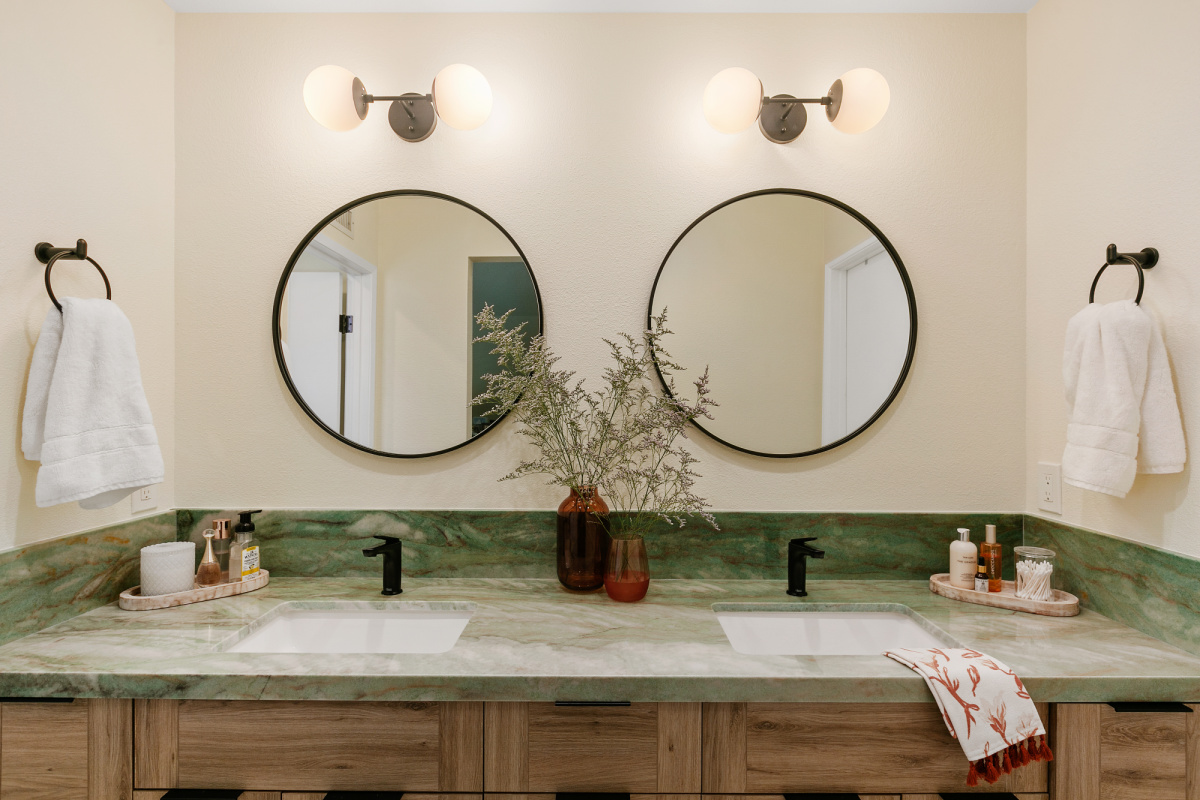 Contemporary style bathroom