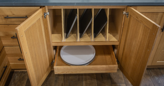 Base cabinet with tray dividers